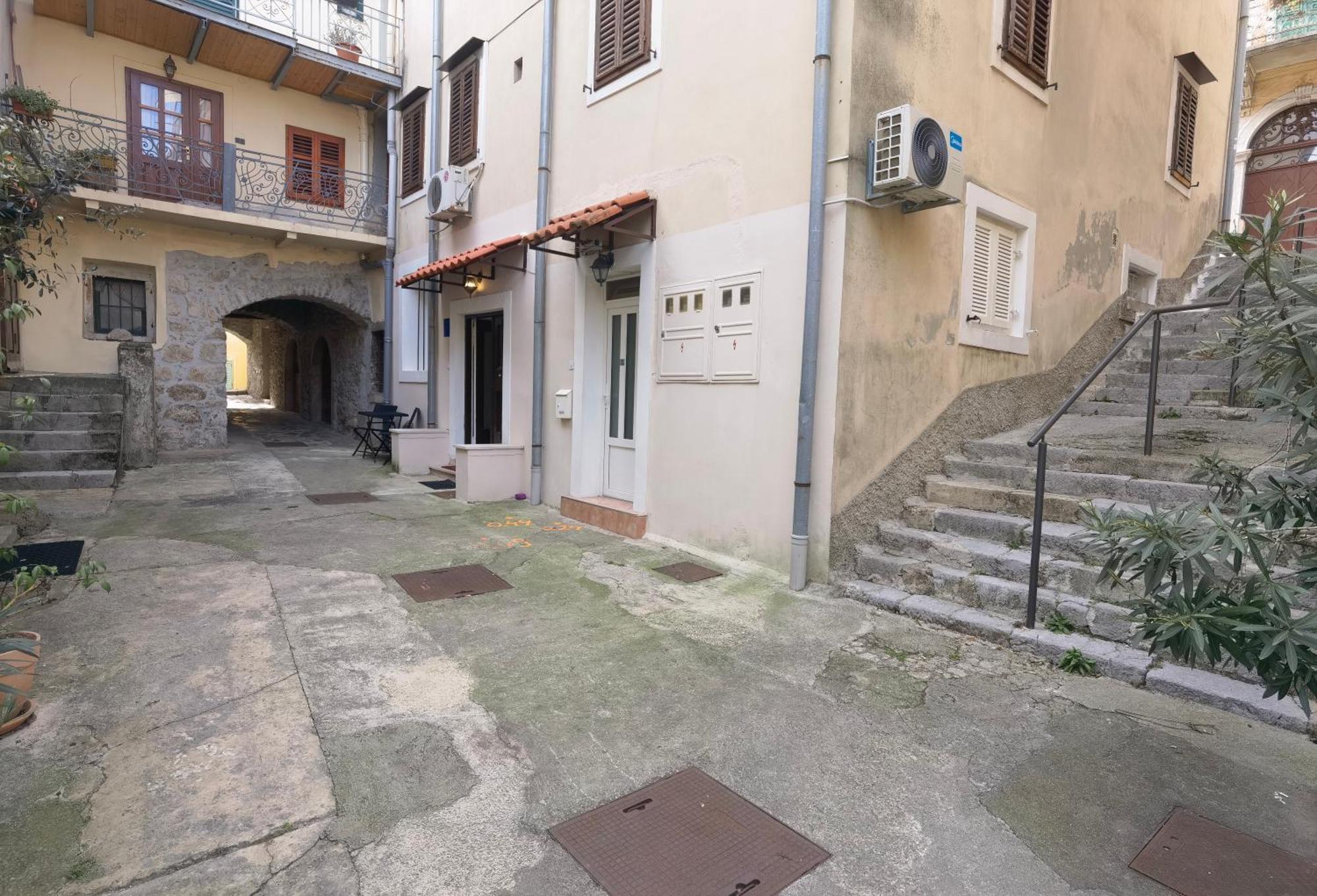 Apartment Zlatko , Ten Steps To The Sea Opatija Bagian luar foto
