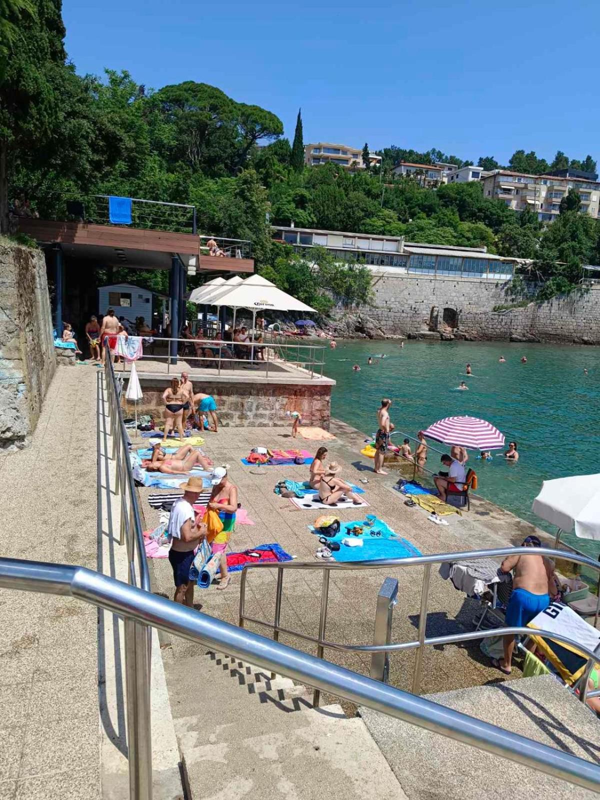 Apartment Zlatko , Ten Steps To The Sea Opatija Bagian luar foto